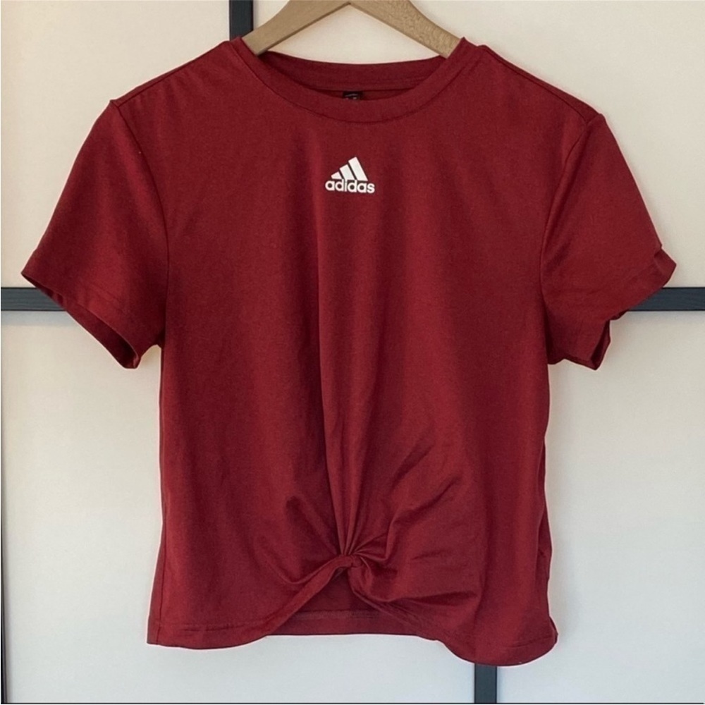 ADIDAS front knot short sleeve burgundy top.
Size small